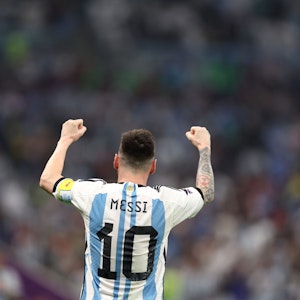 Lionel Messi jubelt am 13. Dezember 2022 bei der WM in Katar im Trikot der argentinischen Nationalmannschaft.