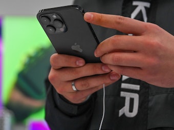Eine Person hält ein iPhone 14 in den Händen.