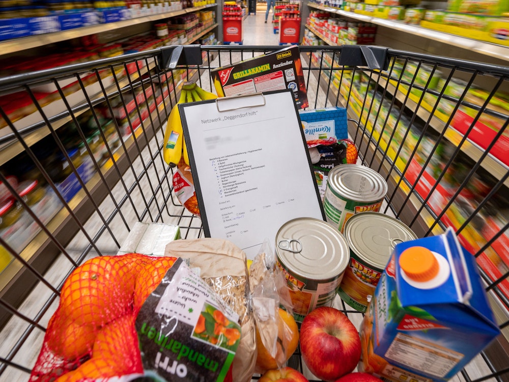 Lebensmittel und eine Einkaufsliste liegen im März 2020 in einem Einkaufswagen in einem Supermarkt in Bayern.