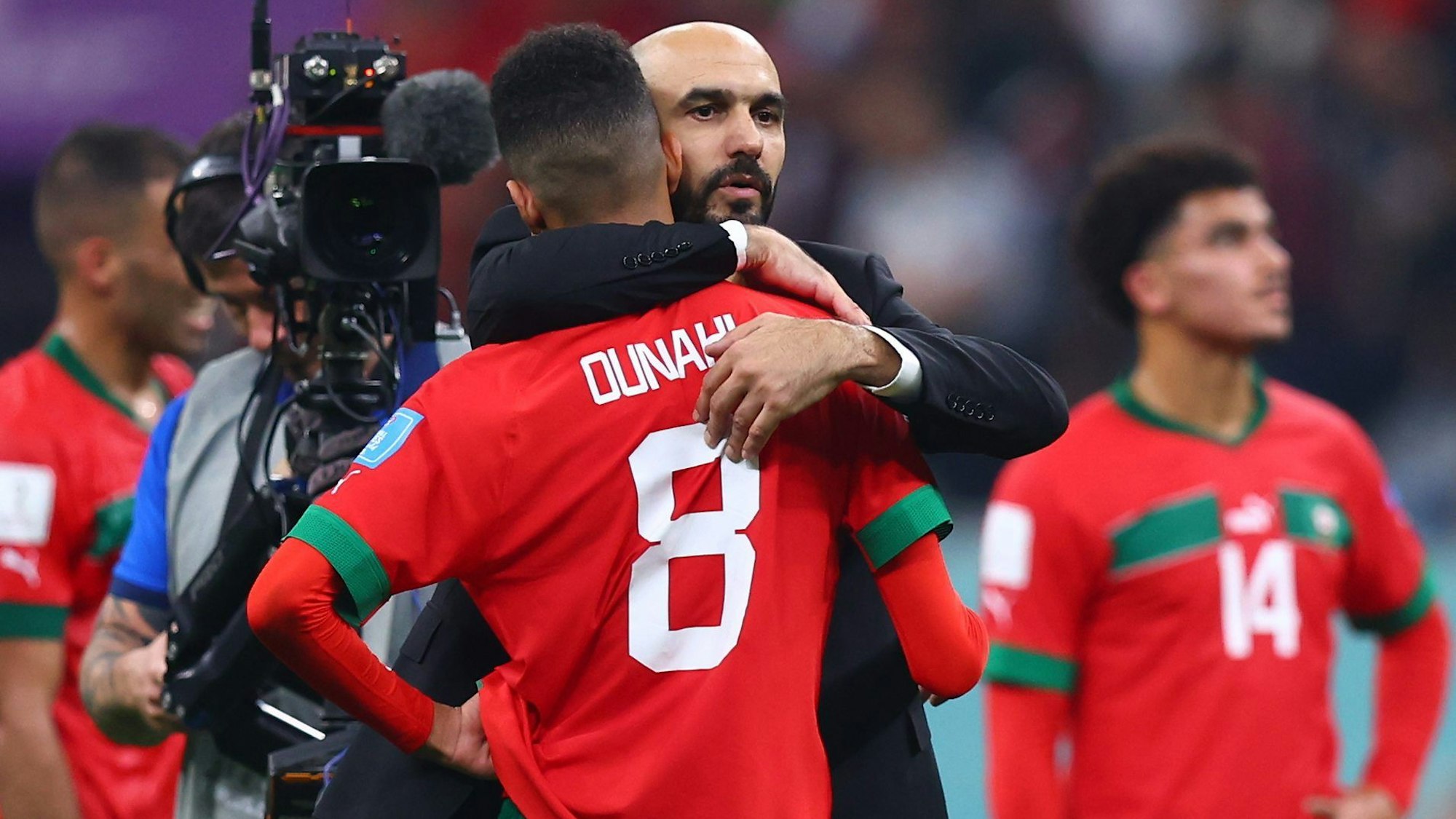 Marokkos Trainer Walid Regragui umarmt nach dem Spiel Marokkos Azzedine Ounahi.