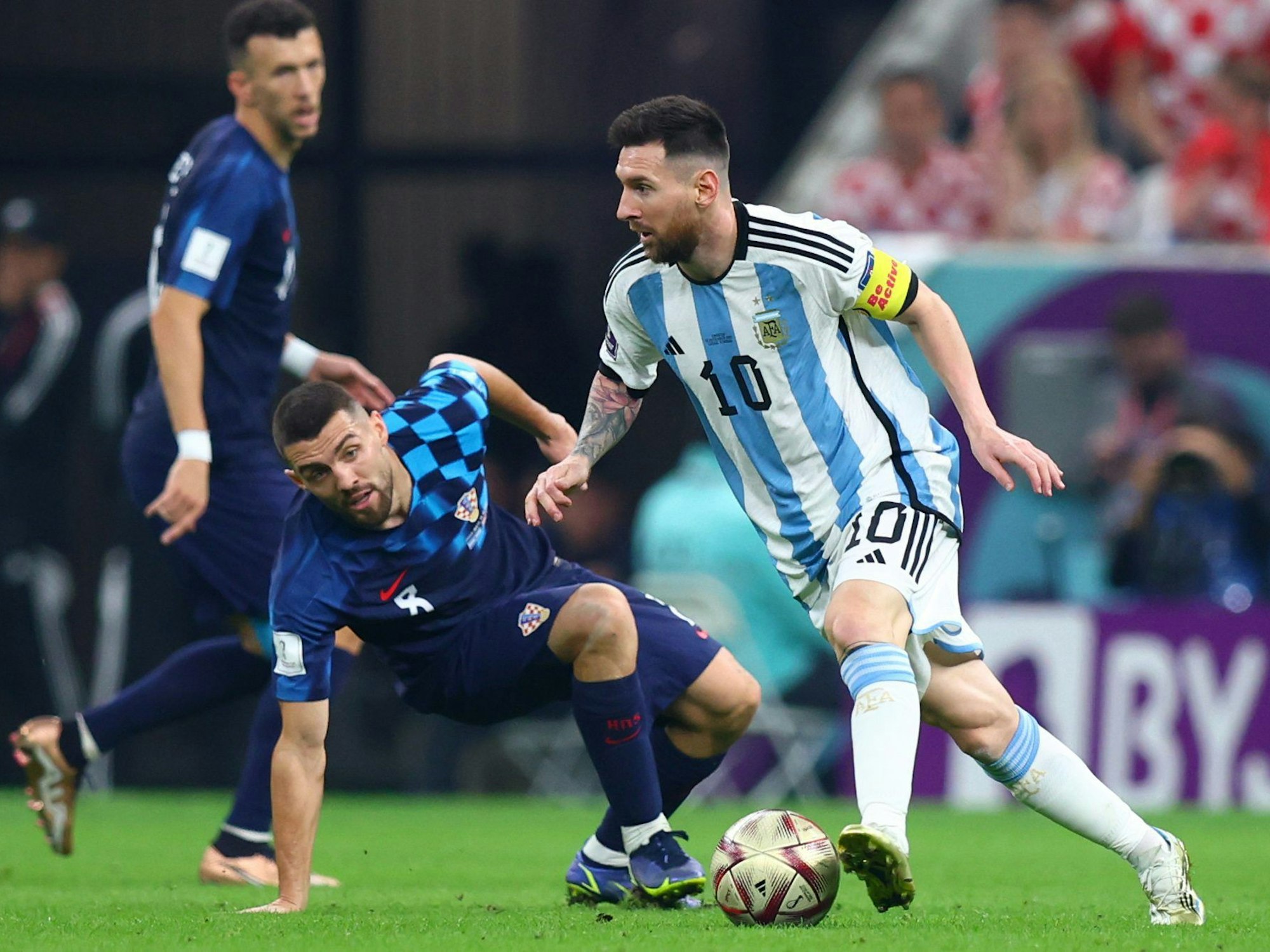 Lionel Messi dribbelt im WM-Halbfinale gegen Kroatien an zwei Gegenspielern vorbei.