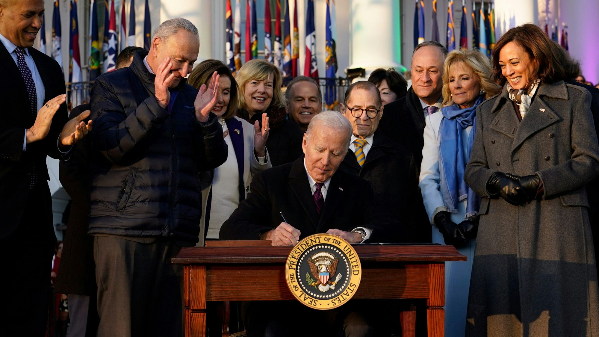 Joe Biden unterzeichnet auf dem Südrasen des Weißen Hauses das Gesetz zum Schutz gleichgeschlechtlicher Ehen.