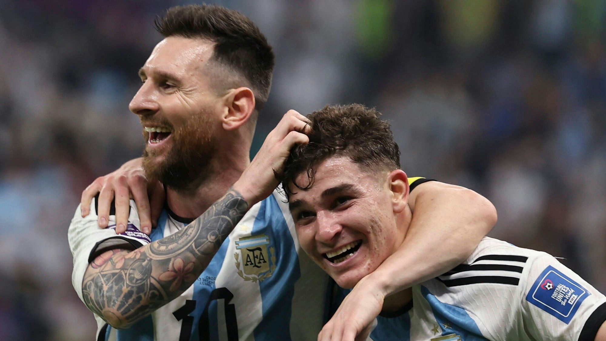 Lionel Messi hat Argentiniens zweifachen Torschützen Julián Álvarez im Arm; Messi war der überragende Spieler beim 3:0 im WM-Halbfinale über Kroatien, hier feiert er das 2:0.