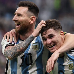 Lionel Messi hat Argentiniens zweifachen Torschützen Julián Álvarez im Arm; Messi war der überragende Spieler beim 3:0 im WM-Halbfinale über Kroatien, hier feiert er das 2:0.