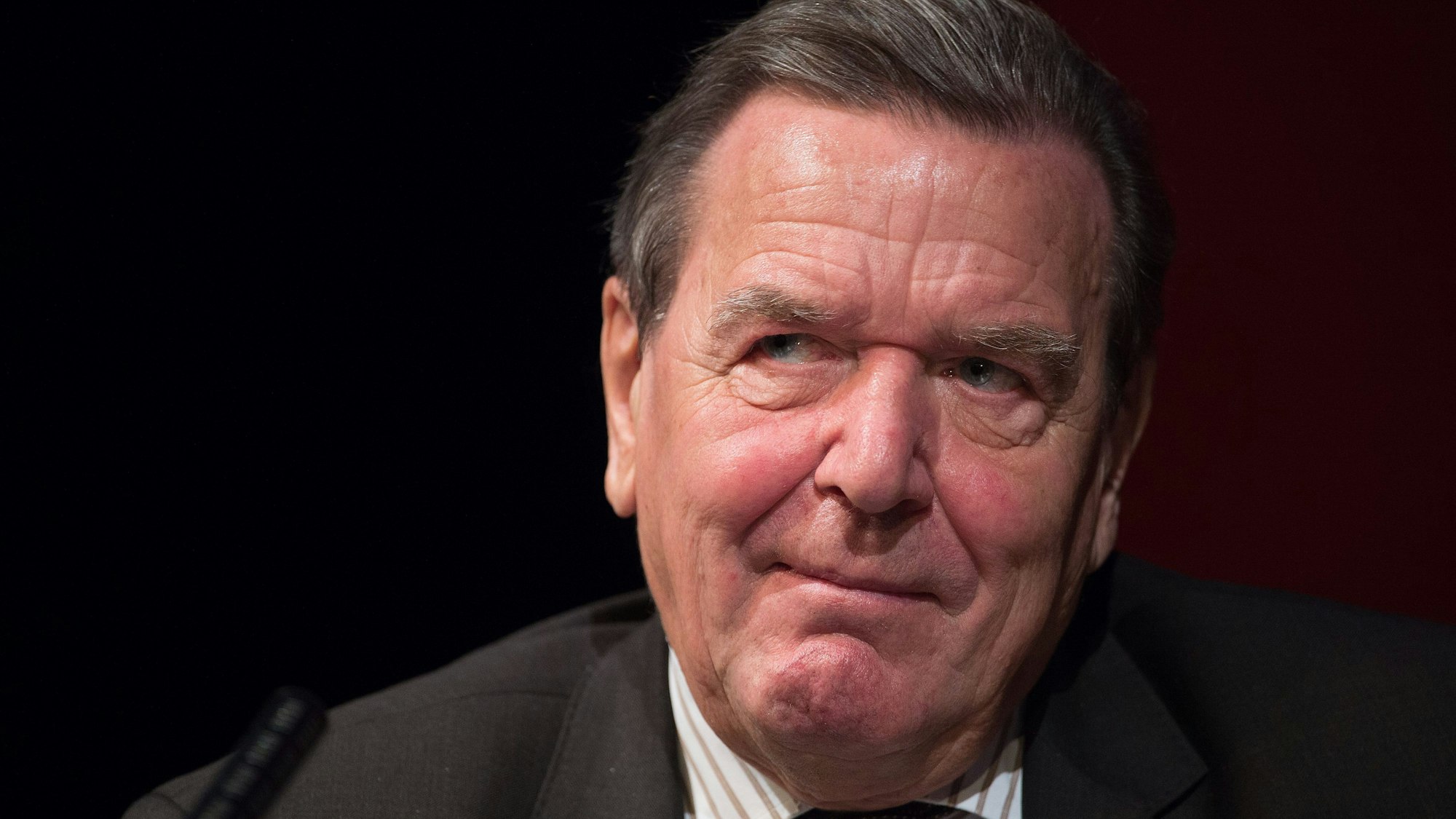 Gerhard Schröder bleibt Mitglied bei den Sozialdemokraten (Archivbild).