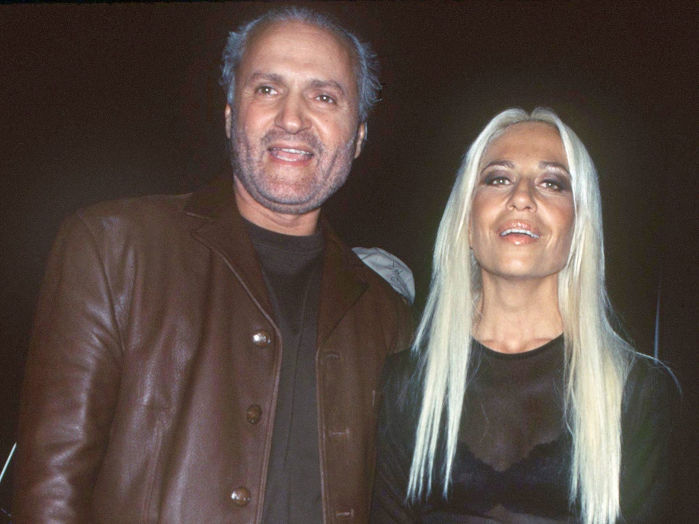 Das Foto zeigt den italienische Modeschöpfer Gianni Versace und seine Schwester Donatella im Oktober 1996 auf der „Versus“-Modenschau in New York. Donatella Versace hat sich über die Jahre stark verändert.
