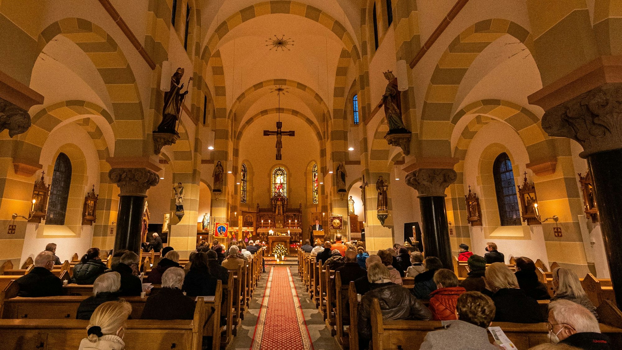 Etliche Besucher feiern in der neoromanischen Kirche Sankt Martinus das Ende der Renovierung.