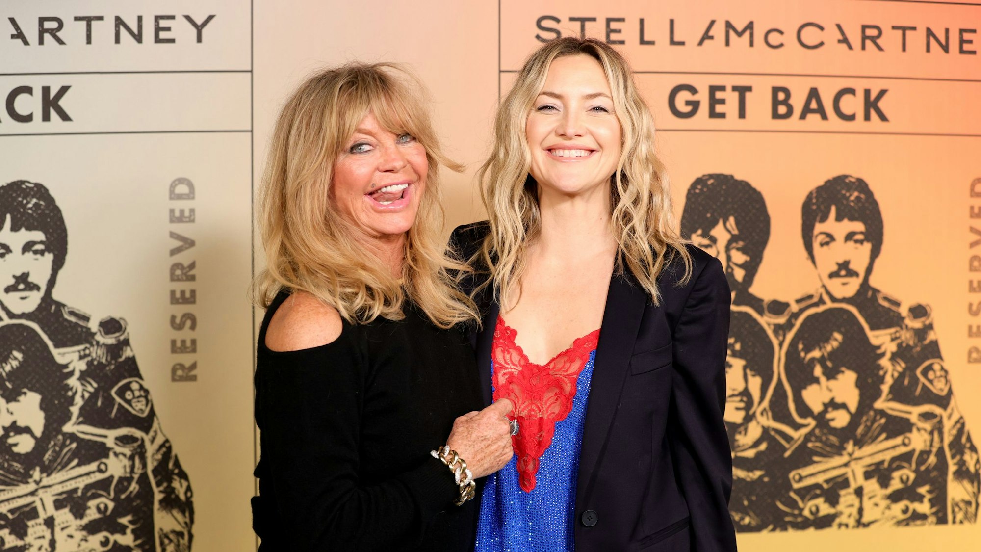 Goldie Hawn mit Tochter Kate Hudson posieren für die Fotografen und strahlen in die Kamera.