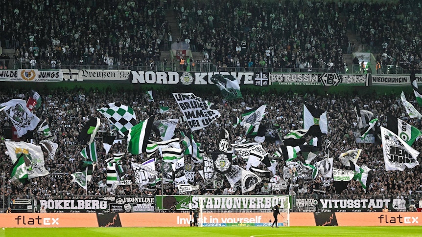 Fans von Borussia Mönchengladbach in der Nordkurve. Dieses Symbolfoto aus dem Borussia-Park ist am 22. Oktober 2022 entstanden. Zu sehen sind zahlreiche Fahnen und Banner, dazu tausende Gladbach-Anhänger.