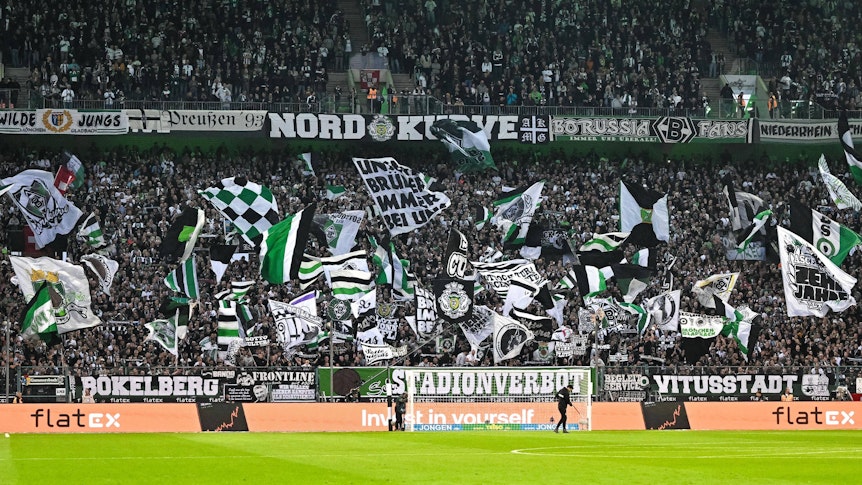 Fans von Borussia Mönchengladbach in der Nordkurve. Dieses Symbolfoto aus dem Borussia-Park ist am 22. Oktober 2022 entstanden. Zu sehen sind zahlreiche Fahnen und Banner, dazu tausende Gladbach-Anhänger.