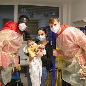 FC-Spieler Kingsley Schindler und Jonas Urbig besuchen Mihriban Burakcin mit dem kleinen Ali Merdan in einem Zimmer der Kinderklinik am Krankenhaus Porz.