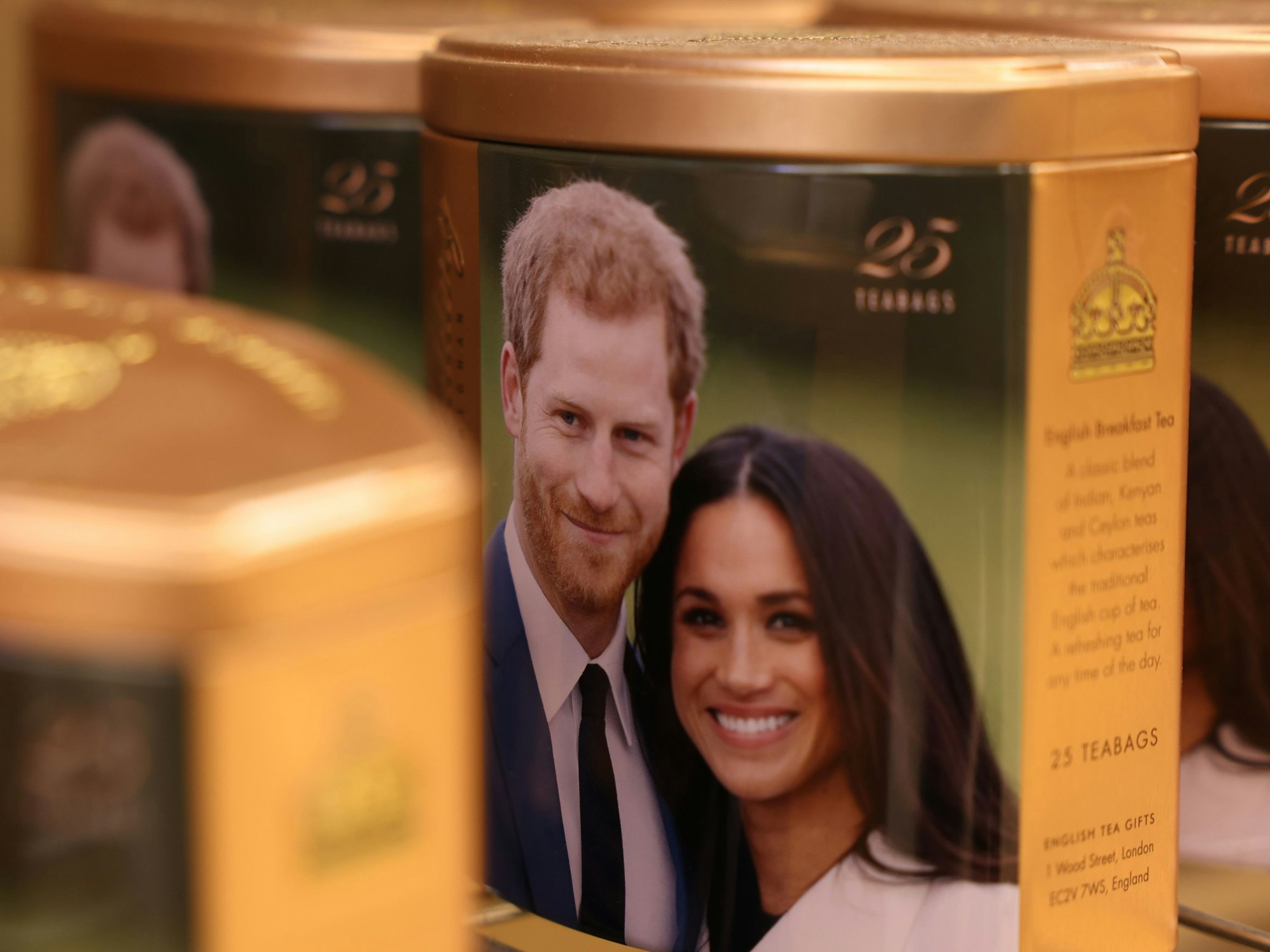 Prinz Harry und Meghan auf Teedosen.