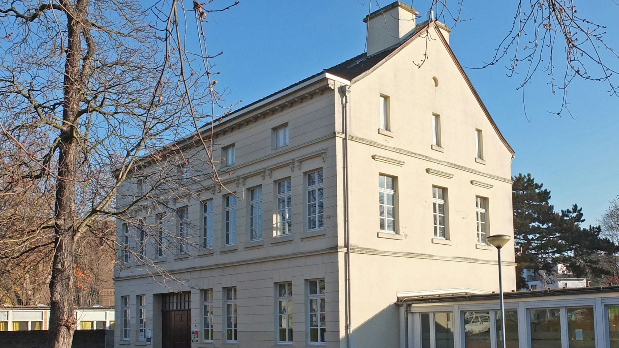 Das Bild zeigt das Haupthaus der Förderschule Lindweiler Hof.
