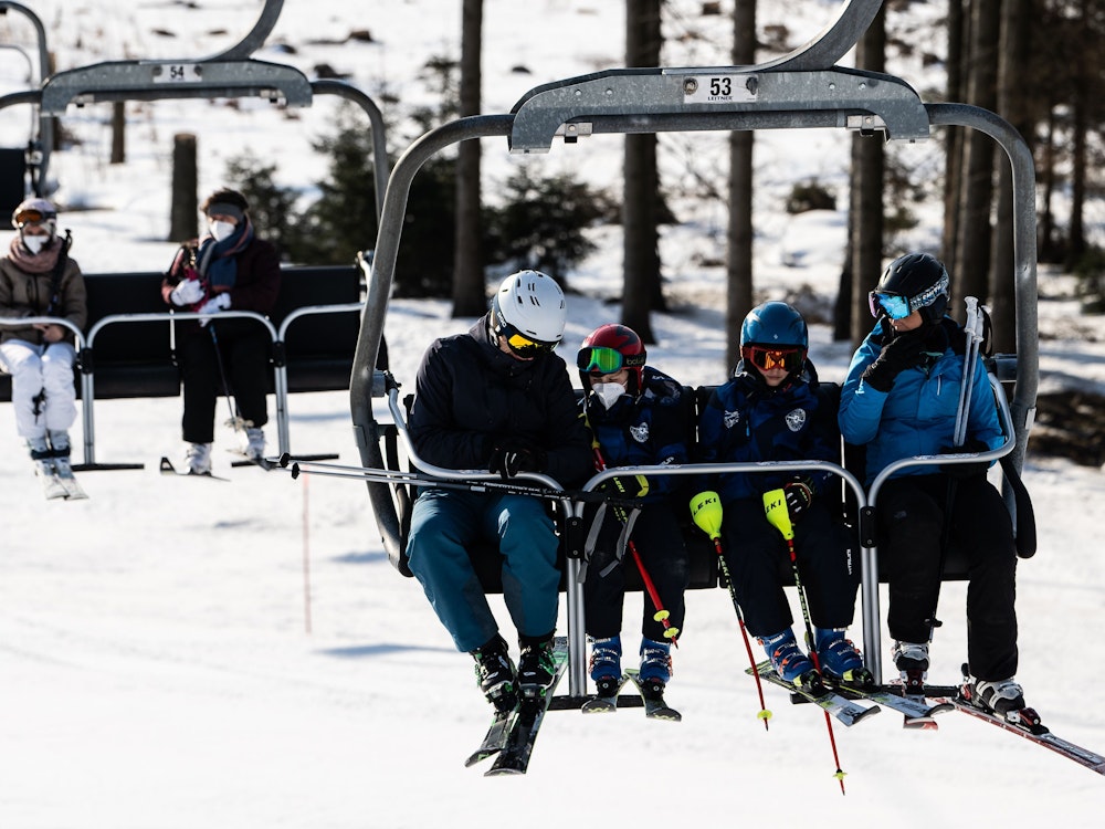 Wintersportler sitzen beim „Early-Bird“-Skifahren im März 2022 auf dem Wurmberg im Hexenritt-Sessellift. Das Skigebiet ist ebenfalls von steigenden Preisen betroffen.