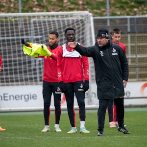 Steffen Baumgart gibt beim Training des 1. FC Köln Anweisungen.
