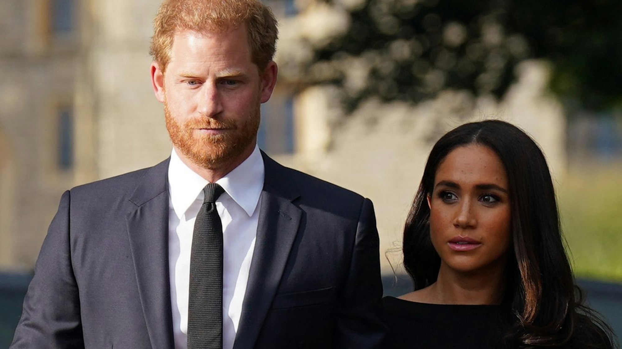 Der britische Prinz Harry und seine Frau Meghan treffen nach dem Tod der britischen Königin Elizabeth II. am 08. September 2022 auf Schloss Windsor in Trauerkleidung mit der Öffentlichkeit zusammen.