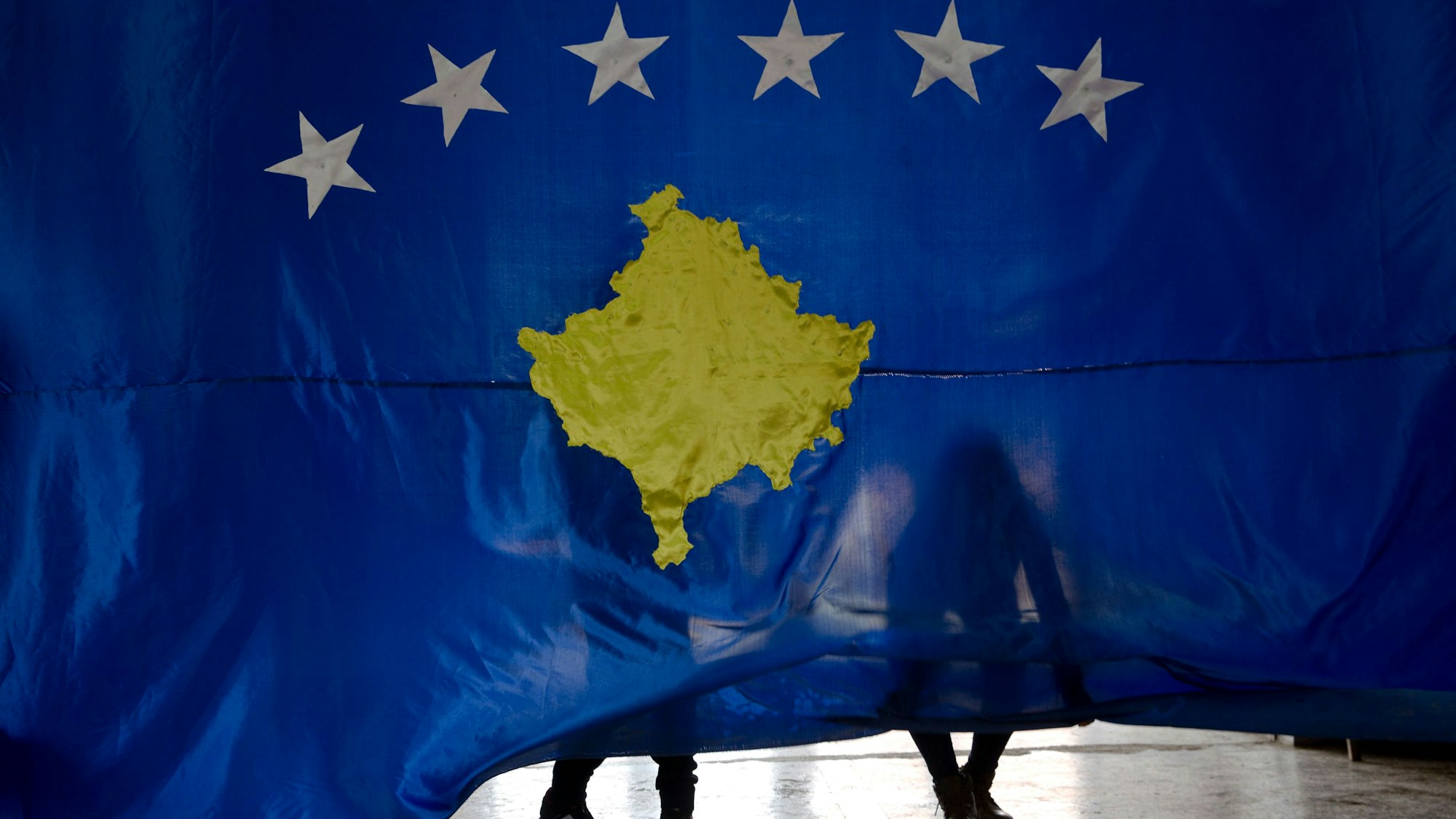 Zwei Schüler halten bei einer Zeremonie zur Unabhängigkeit des Kosovo eine Nationalflagge des Landes. (Symbolbild)
