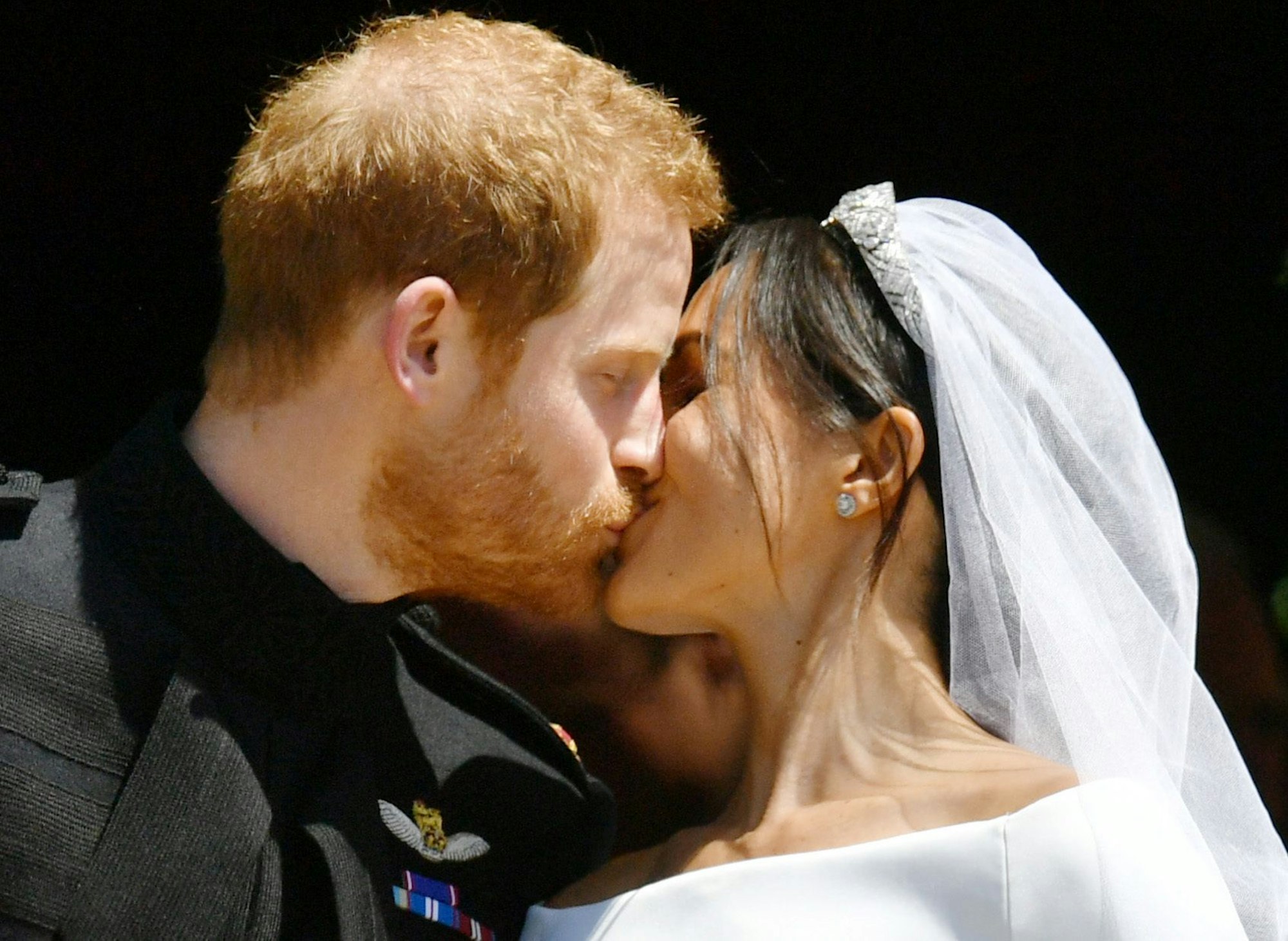Das Brautpaar, Prinz Harry und Meghan Markle, küsst sich.