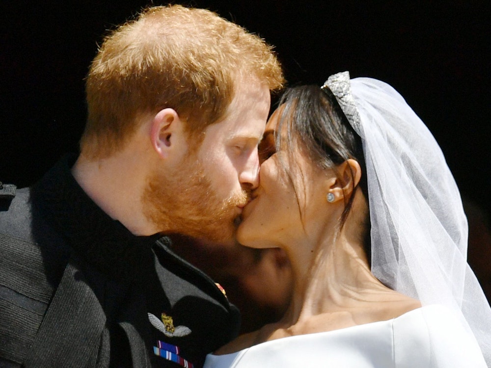 Das Brautpaar, Prinz Harry und Meghan Markle, küsst sich.