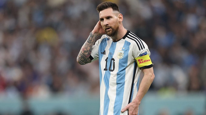 Lionel Messi kratzt sich im WM-Halbfinale zwischen Argentinien und Kroatien am Kopf.