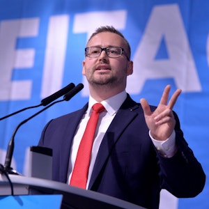 Sebastian Münzenmaier (AfD) spricht beim Landesparteitag der AfD Rheinland-Pfalz um den Listenplatz 1 zur Bundestagswahl.