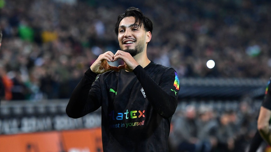 Ramy Bensebaini macht ein Herz-Zeichen bei einem Tor-Jubel im Trikot von Borussia Mönchengladbach.