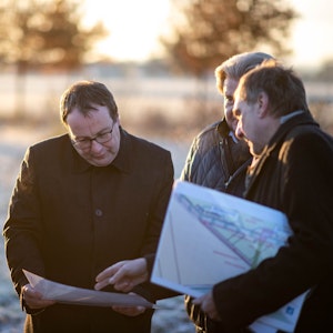 NRW-Minister Oliver Krischer (M.) lässt sich die Hochwasserschutz-Projekte erklären.