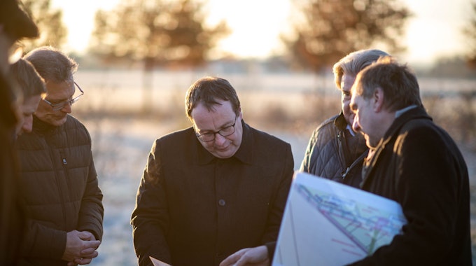 NRW-Minister Oliver Krischer (M.) lässt sich die Hochwasserschutz-Projekte erklären.
