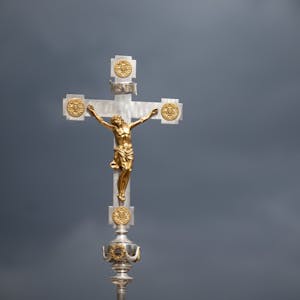 Ein Kruzifix ist beim Schlussgottesdienst des 102. Deutschen Katholikentags vor dunklen Wolken zu sehen.&nbsp;