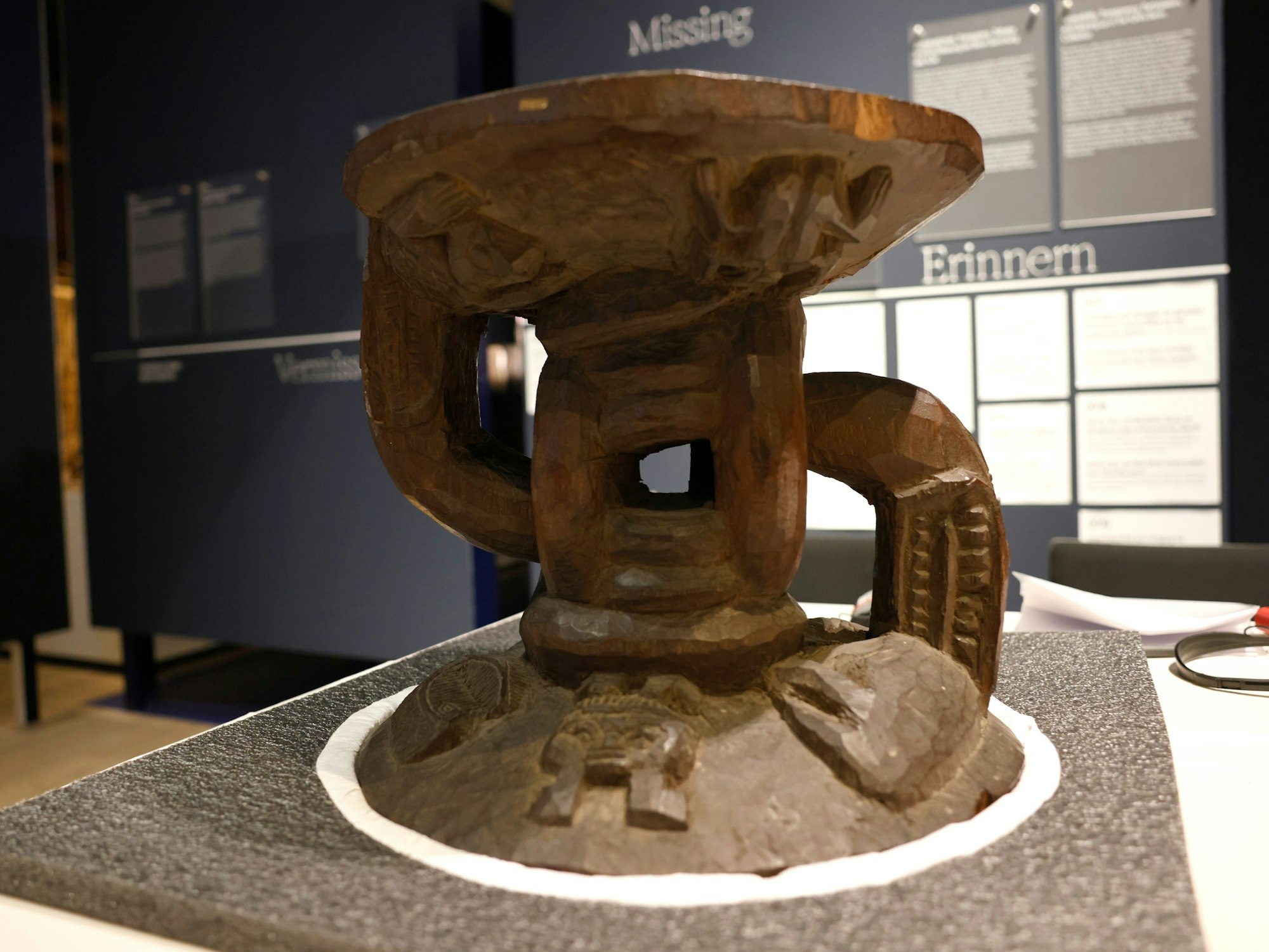 Ein Bronze aus Kupfer steht vor der Vertragsunterzeichnung zur Rückführung von Benin-Bronzen aus Köln auf dem Tisch.
