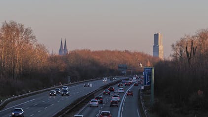Die A57, im Hintergrund der Dom und der Köln-Turm&nbsp;