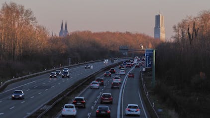 Die A57, im Hintergrund der Dom und der Köln-Turm&nbsp;