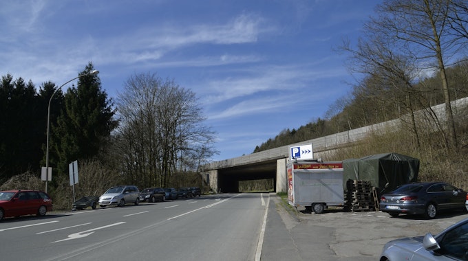 Die Brücke der Autobahn 4 (Köln - Olpe) über die L 136 (Bensberg - Overath) ist marode und wird neu gebaut.
