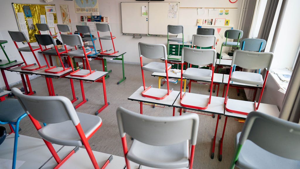 Kein Unterricht: Stühle stehen in einer Schule im Berliner Stadtteil Friedenau auf den Tischen.