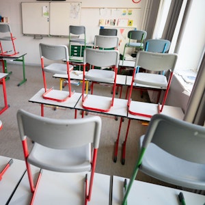 Kein Unterricht: Stühle stehen in einer Schule im Berliner Stadtteil Friedenau auf den Tischen.