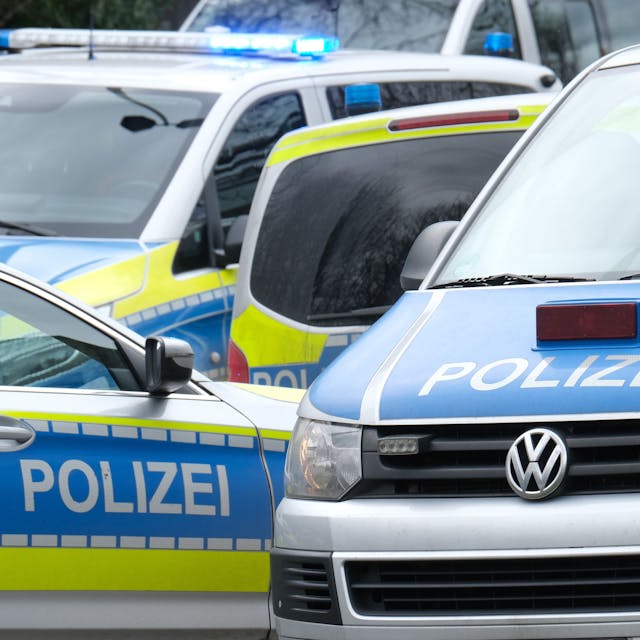 Das Bild zeigt zwei Einsatzfahrzeuge der Polizei (Symbolbild)

