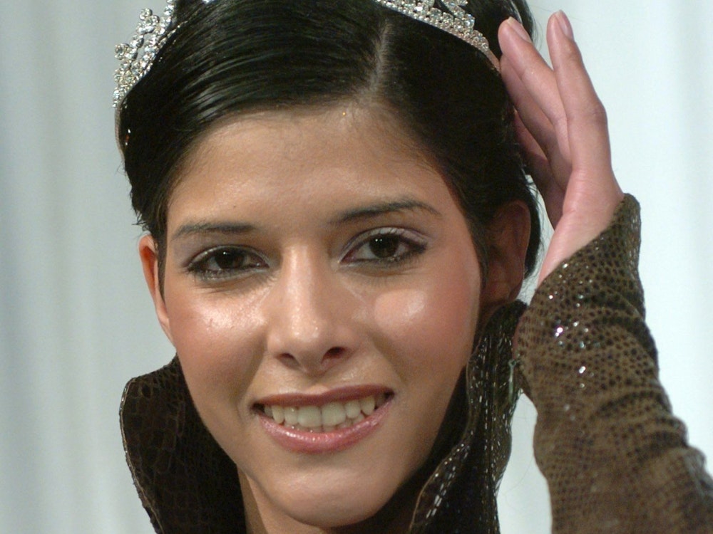 Das Foto zeigt Micaela Schäfer, die im Januar 2004 im Alter von 20 Jahren zur „Miss Ostdeutschland“ in Jena gekürt wurde. Zu diesem Zeitpunkt war die Reality-TV-Ikone noch nicht dem Schönheits-OP-Wahn verfallen.