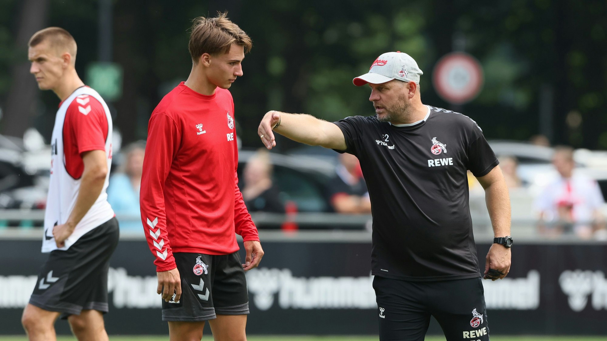 Chefcoach Steffen Baumgart gibt Stürmer Tim Lemperle im Training des 1. FC Köln Anweisungen.