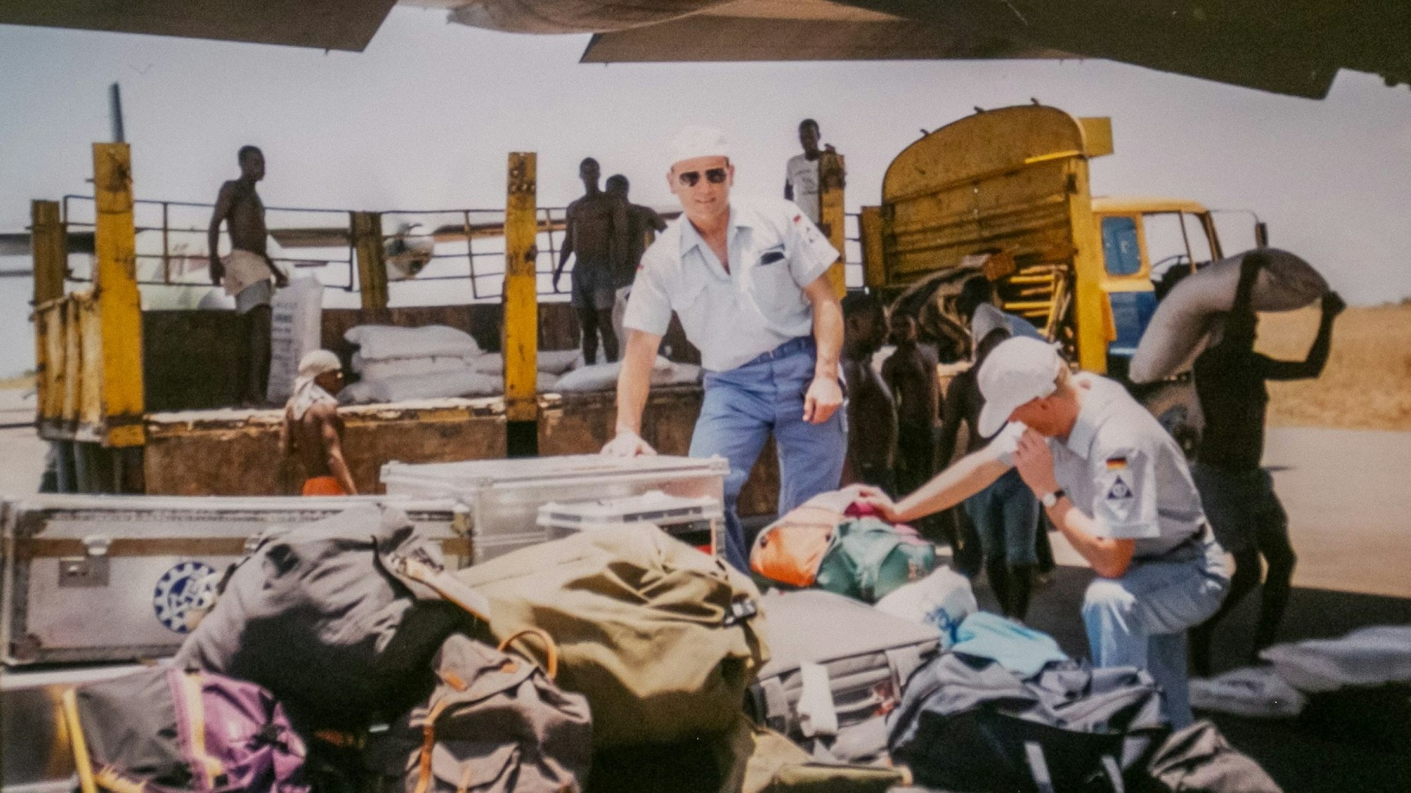 Eckhard Bujack entlädt mit einem Kollegen zusammen das Flugzeug für einen anstehenden THW-Einsatz in Somalia.