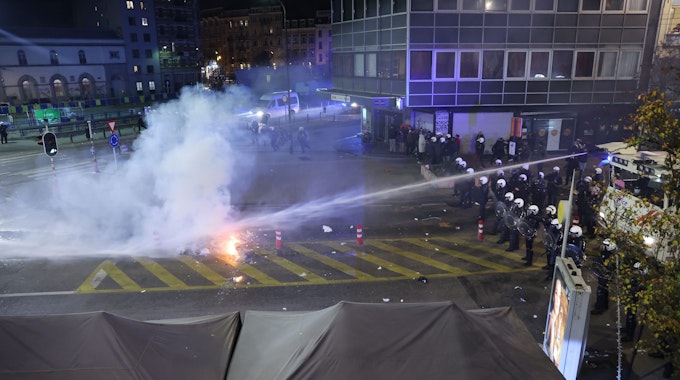 Polizisten und Polizistinnen sind nach leichten Krawallen in der Brüsseler Innenstadt im Einsatz.