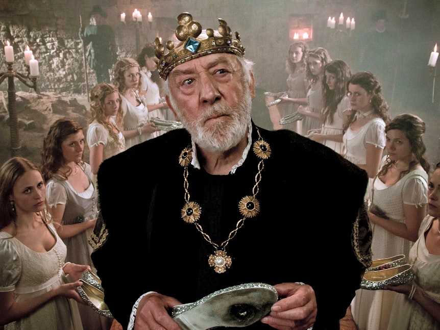 Märchenfilm „Die zertanzten Schuhe“ von 2011: König Karl (Dieter Hallervorden) ist verzweifelt: Seine zwölf Töchter haben Geheimnisse vor ihm - jeden Morgen sind ihre Schuhe kaputt.