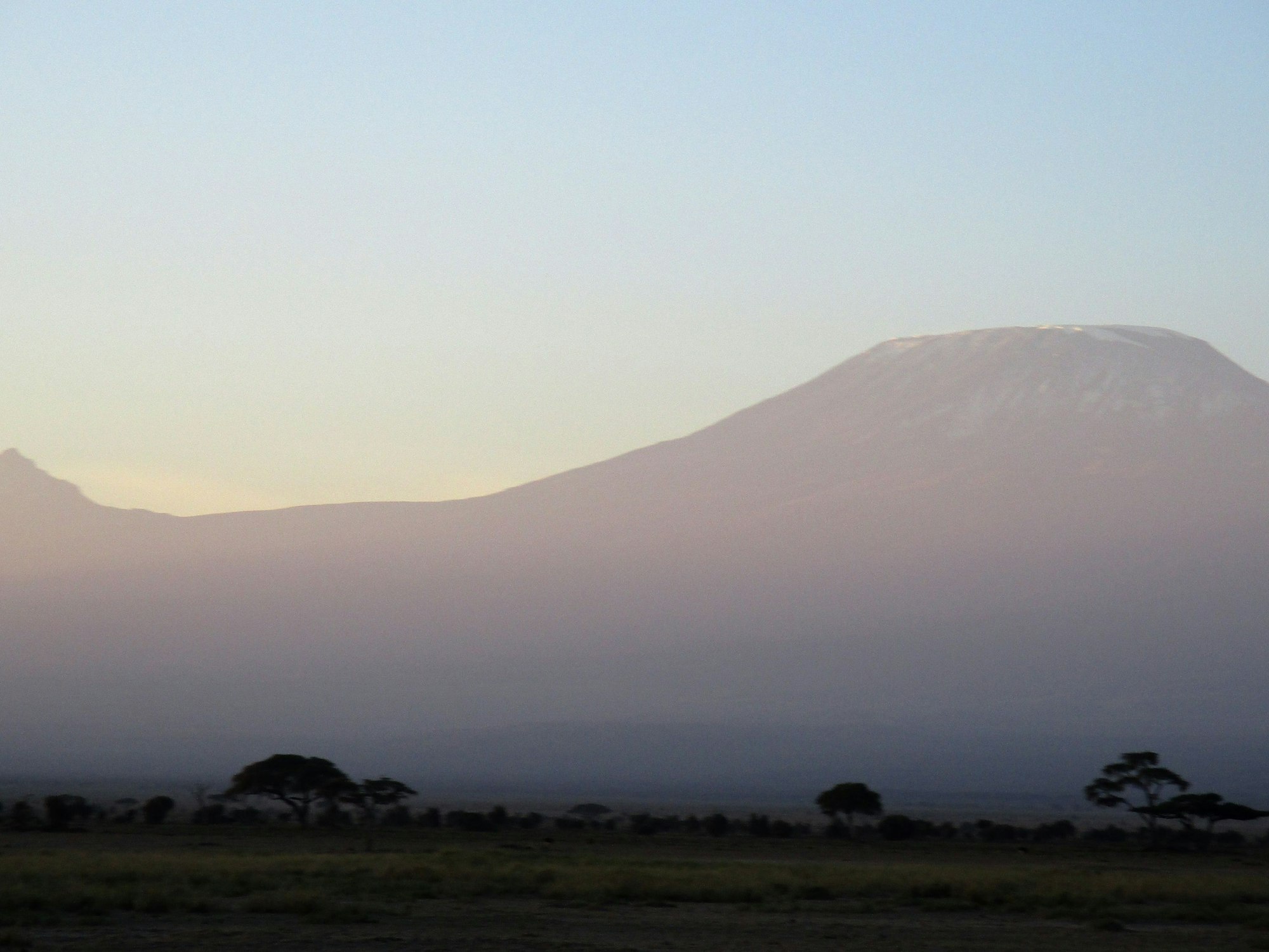 Blick vom Amboseli-Park in Kenia aus auf den 5895 Meter hohen Kilimandscharo, den höchsten Berg Afrikas.