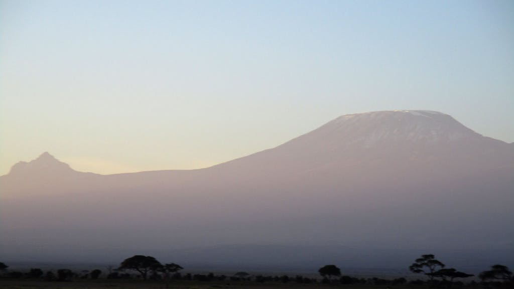 Blick auf den höchsten Berg Afrikas, den Kilimandscharo in Kenia.