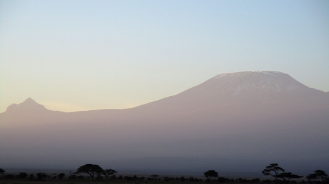 Blick vom Amboseli-Park in Kenia aus auf den 5895 Meter hohen Kilimandscharo, den höchsten Berg Afrikas.