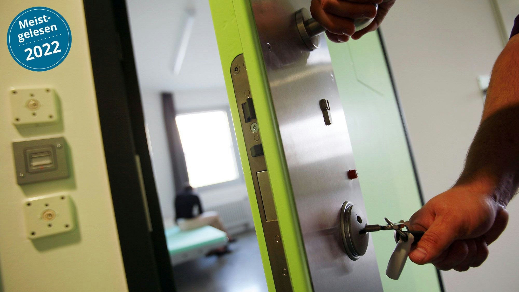 Ein Justizbeamter öffnet eine Zelle in der Justizvollzugsanstalt Wuppertal-Ronsdorf.