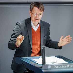Karl Lauterbach (SPD), Bundesminister für Gesundheit, spricht im Bundestag. Thema ist die Energiepreisbremse.
