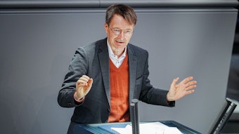 Karl Lauterbach (SPD), Bundesminister für Gesundheit, spricht im Bundestag.