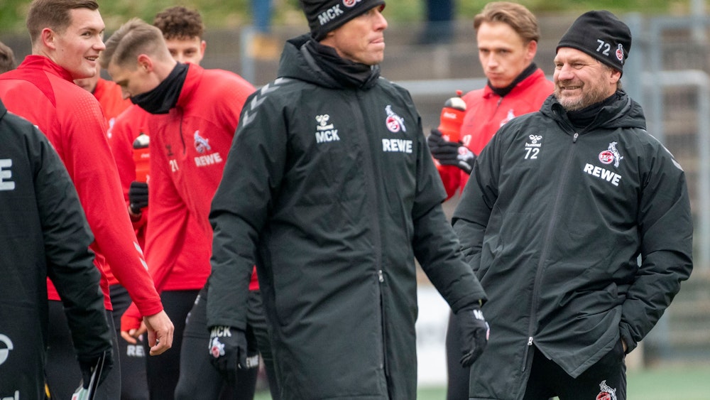 Steffen Baumgart lacht beim Training des 1. FC Köln.