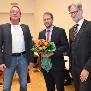 Der scheidende Bernd Sassenhof wurde verabschiedet, der neue Beigeordnete Mario Bredow vereidigt und der neue Erste Beigeordnete Thorsten Steinwartz eingeführt.