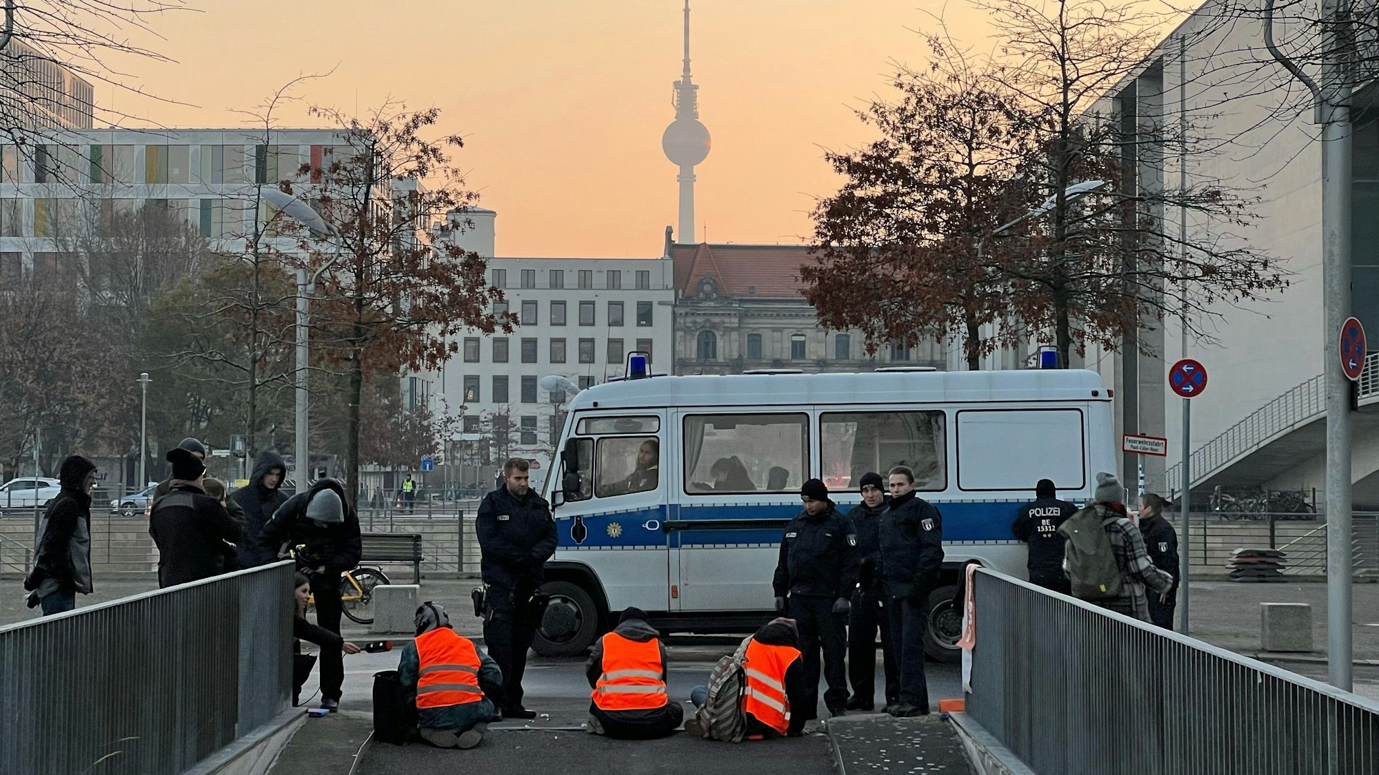 Aktivisten der Klimaschutzgruppe ‚Letzte Generation‘ blockieren am frühen Morgen eine Zufahrt zur Tiefgarage des Bundestages.